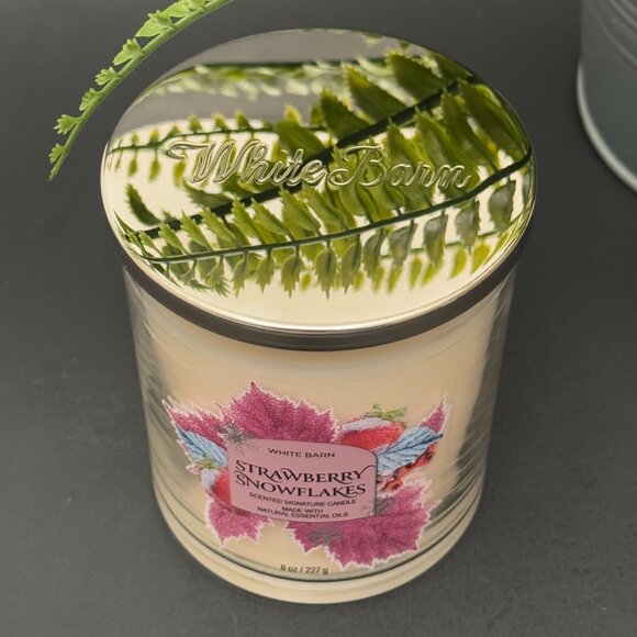 BBW Strawberry Snowflakes White Barn Bath & Body Works Single Wick Candle - Picture 4 of 10